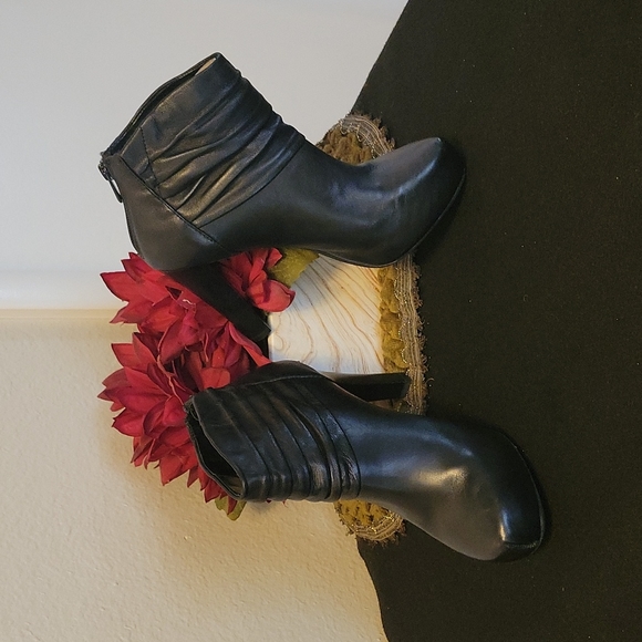 NWOT ME TOO Lloyd Ankle Bootie Size 6 - Picture 2 of 8